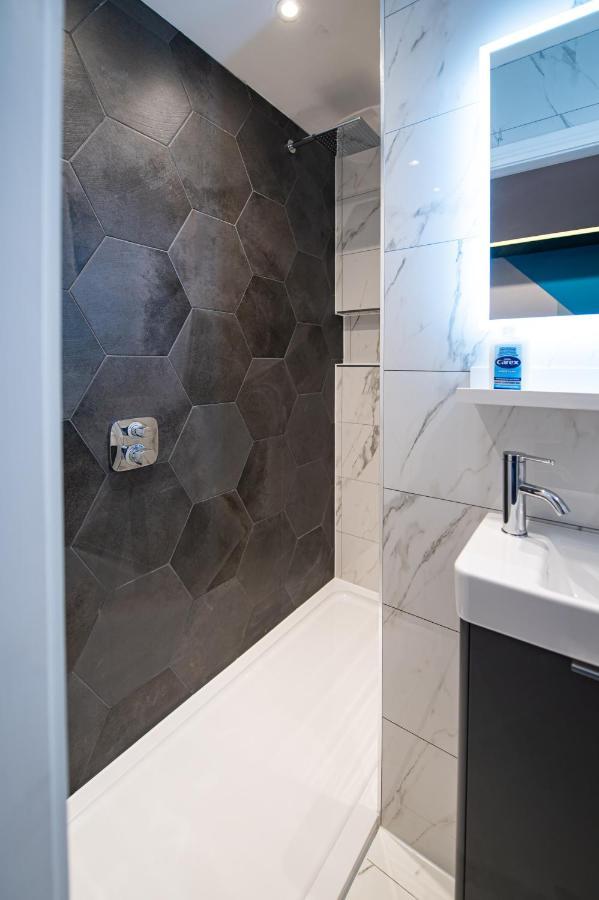The Nest - Luxury 16 Person Apt W Jacuzzi & Parking 黑潭 外观 照片